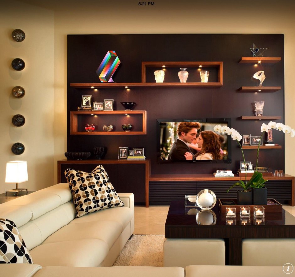 Полка над диваном с подсветкой