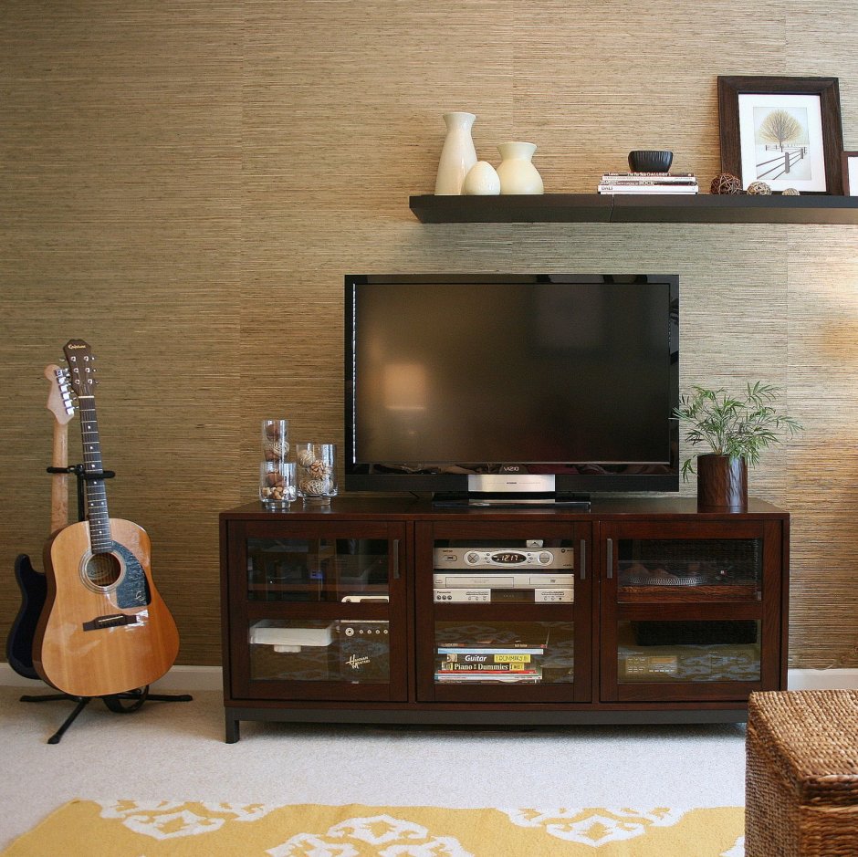 Декор полки над телевизором