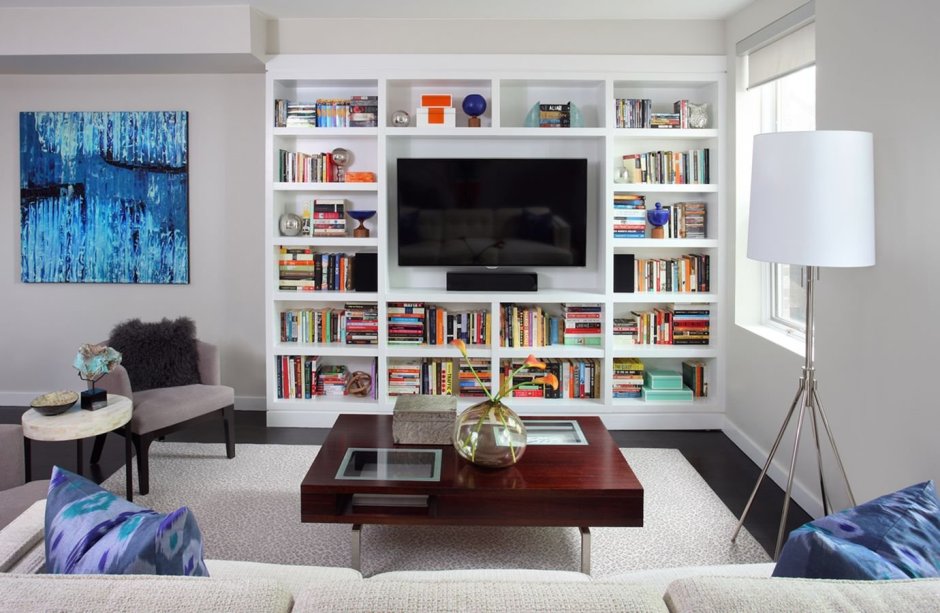 Книжный стеллаж в гостиной