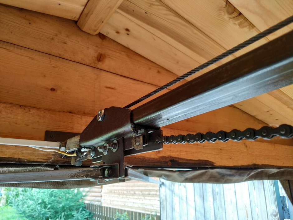 Каретка привода ворот с электроприводом