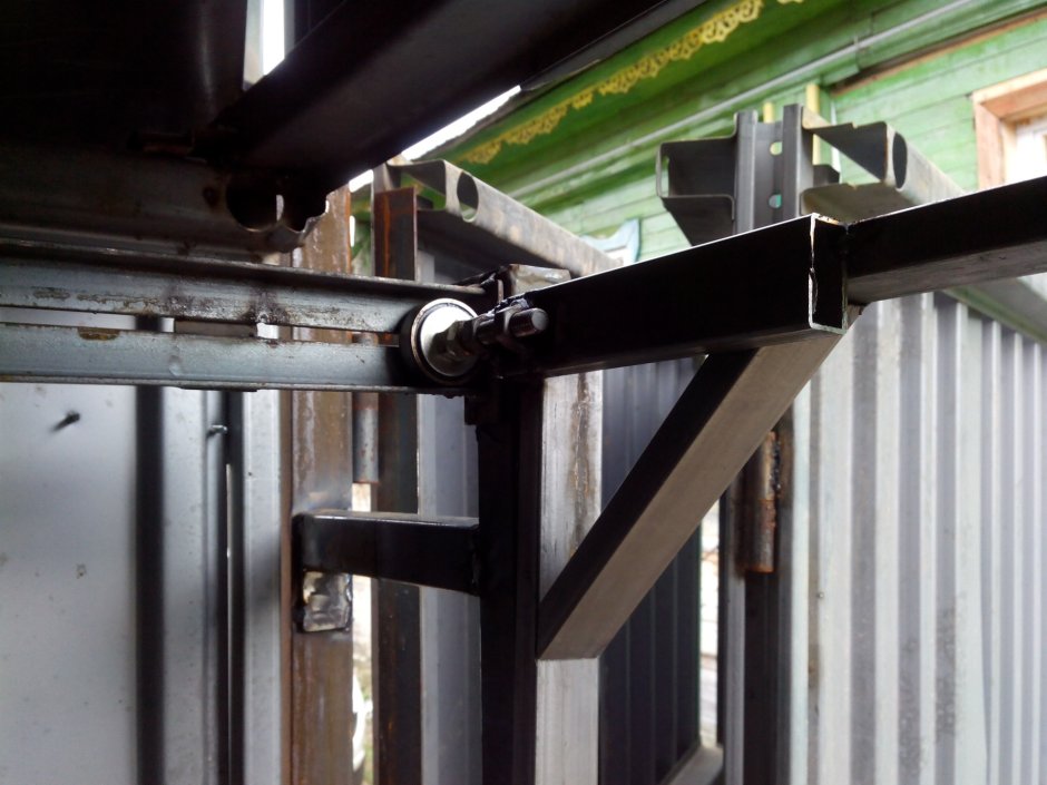 Подъемный механизм для ворот