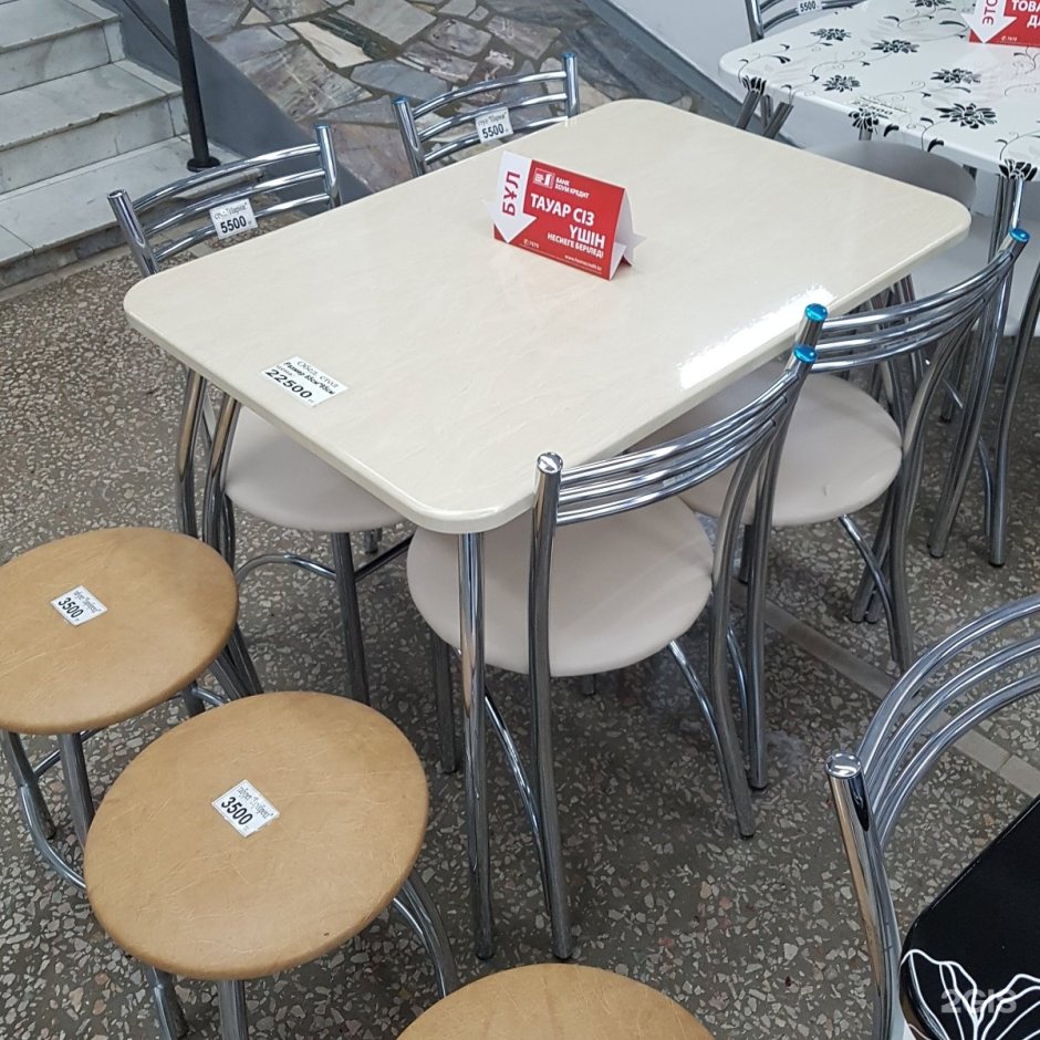 Обеденный стол для кухни в светофоре