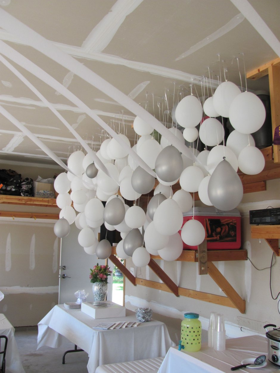 Украшение потолка воздушными шарами