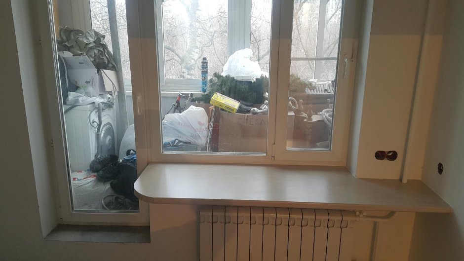 Подоконник у балконной двери