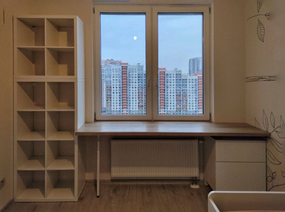 Стол встроенный в подоконник