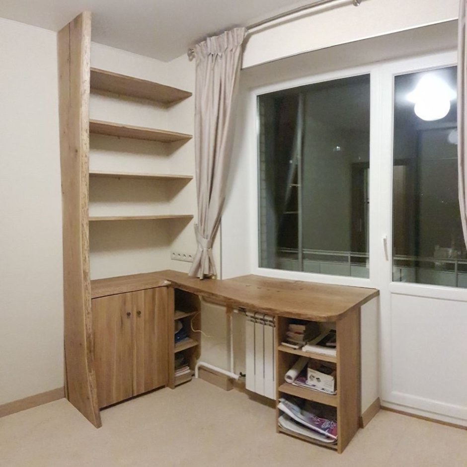 Стол-подоконник в комнате