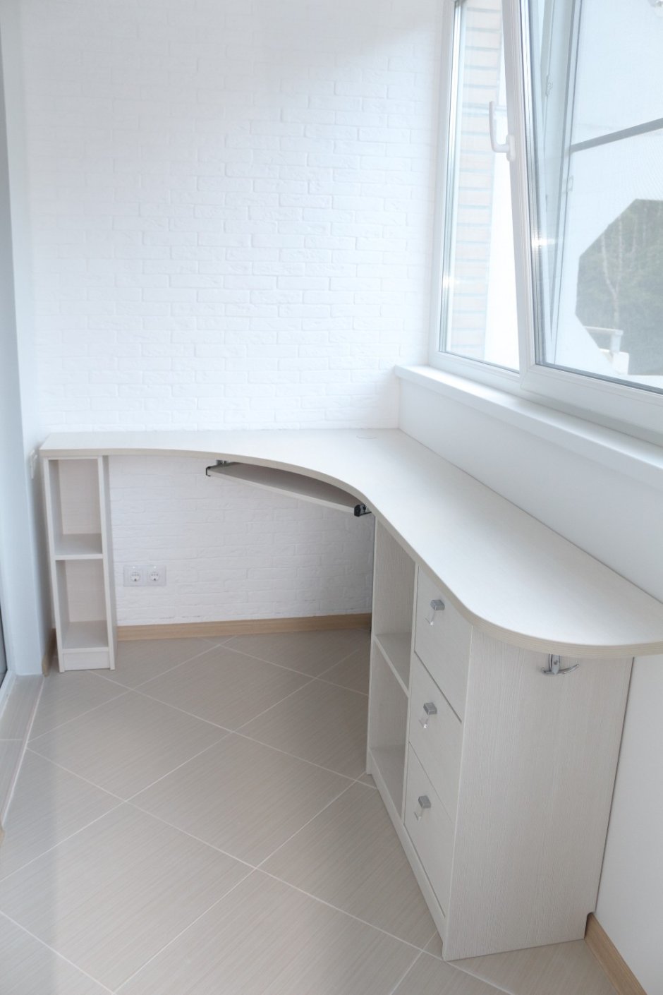 Угловой стол на балкон