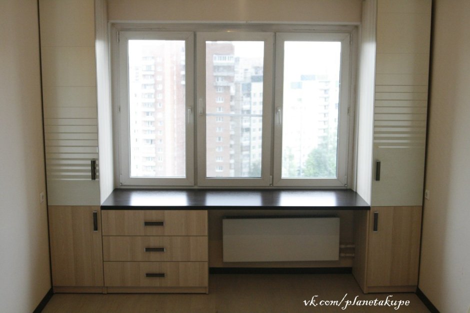 Встроенная мебель вдоль окна