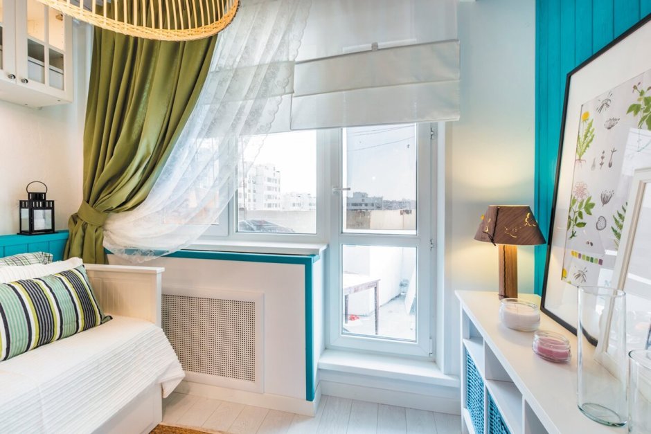 Комната с балконом и окном
