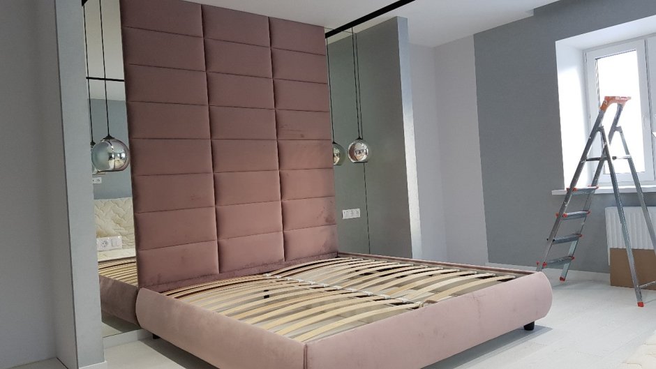 Кровать с высоким мягким изголовьем до потолка