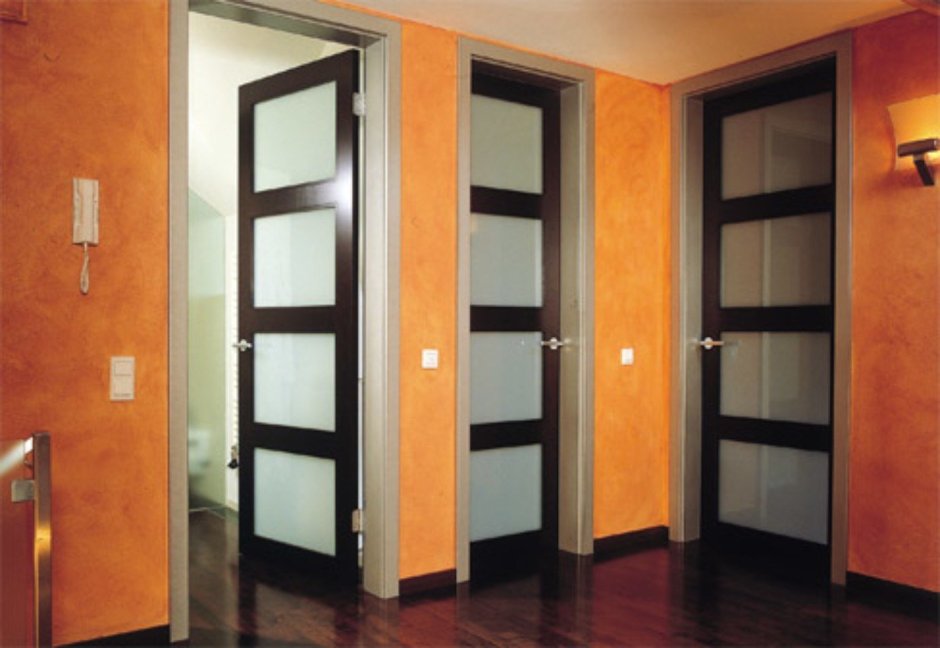 Разные цвета двери и коробки