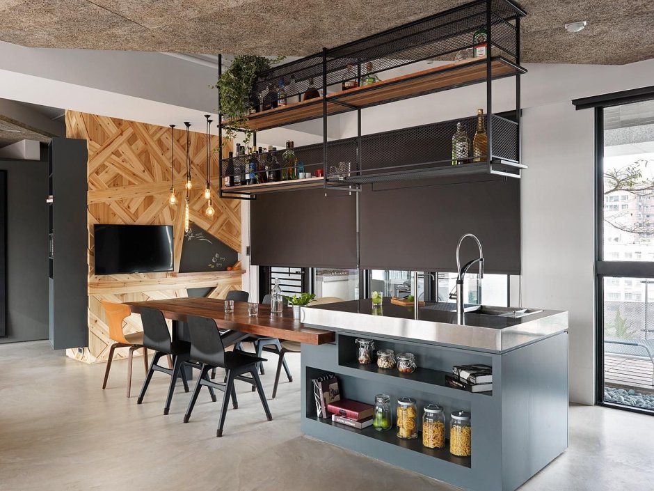 Подвесная полка над барной стойкой в стиле лофт