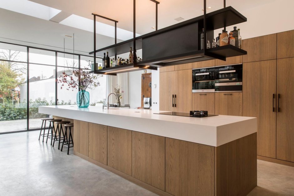 Подвесные полки над островом кухни