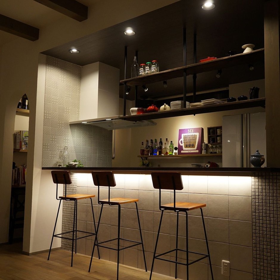 Подвесная полка лофт над барной стойкой