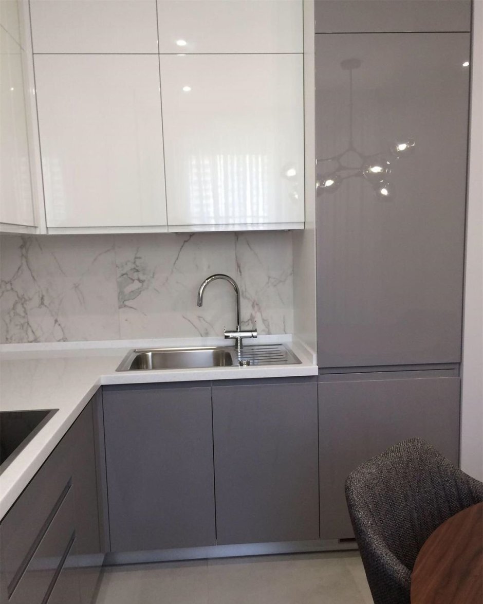 Кухня 8 квадратов бело серая