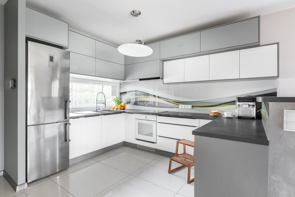 Белая кухня с серебристым холодильником