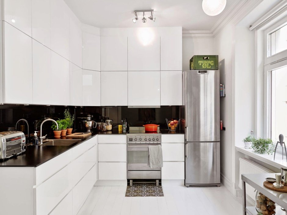 Белая кухня с серебристым холодильником