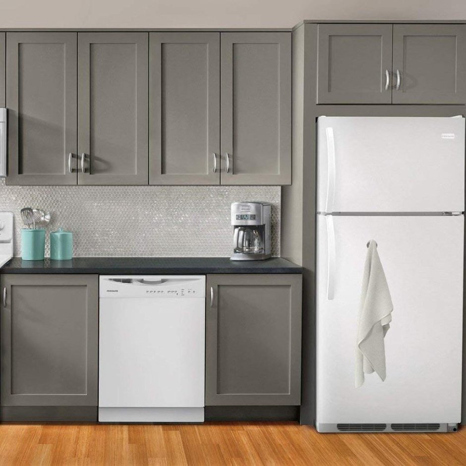 Кухня с белым холодильником