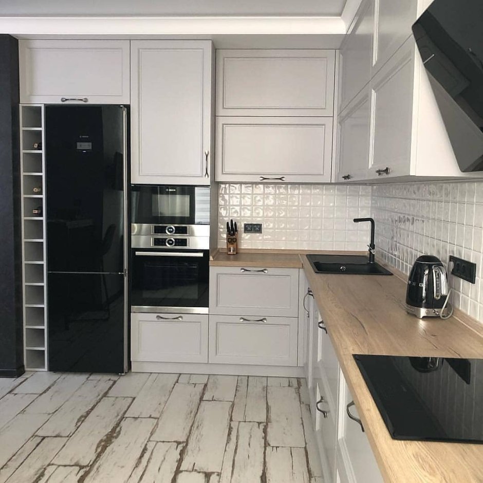Кухня с черным холодильником