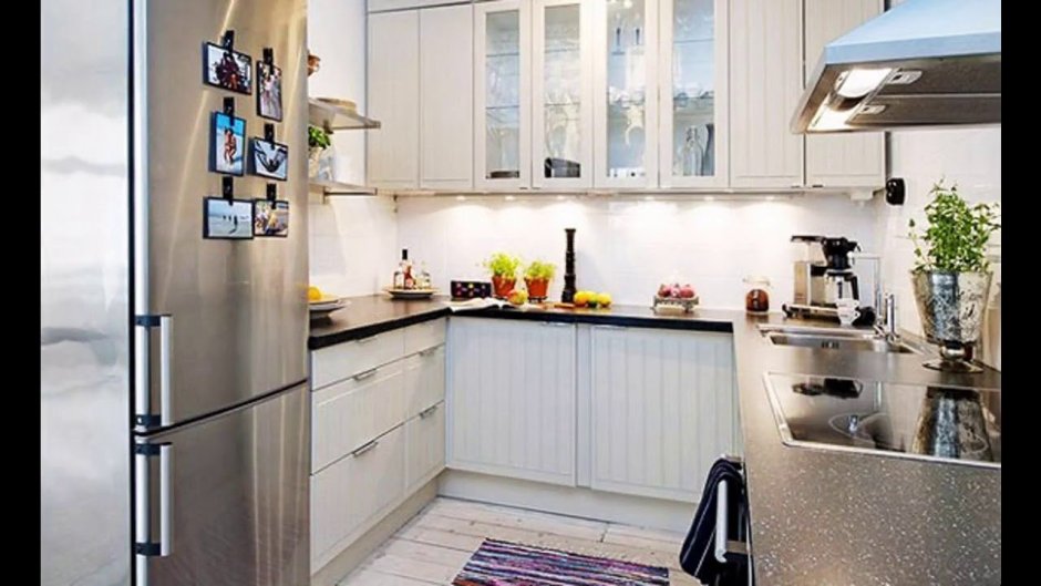 Холодильник белый в маленькой кухне