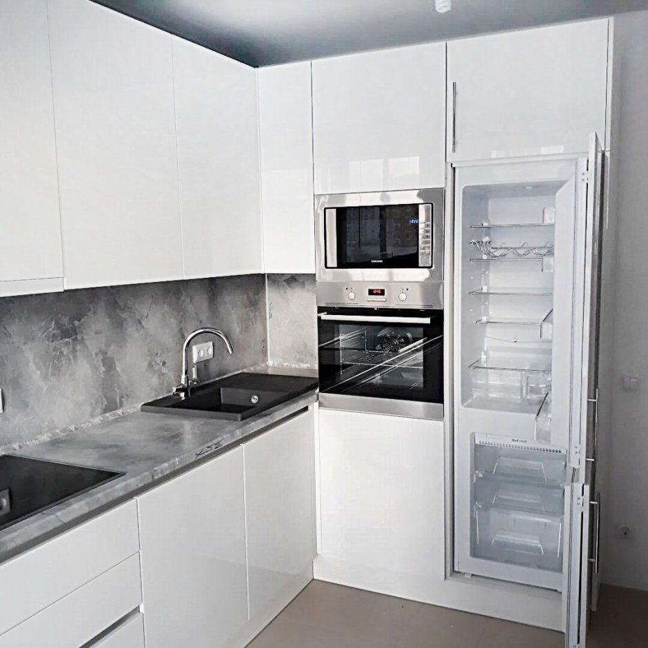 Белая кухня со встроенной техникой