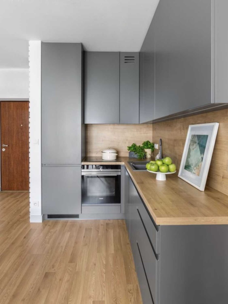 Серая кухня с деревянной столешницей