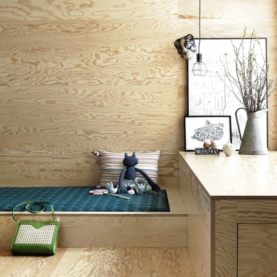 Фанера на стене в интерьере