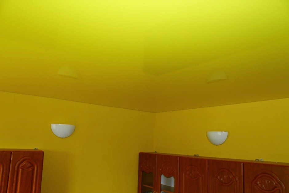 Желтый матовый потолок