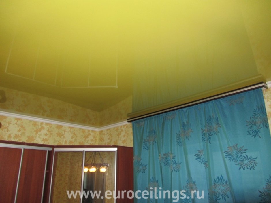 Натяжной потолок глянец лимонного цвета
