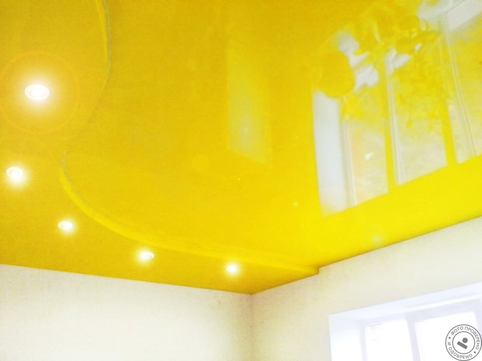 Желтый потолок