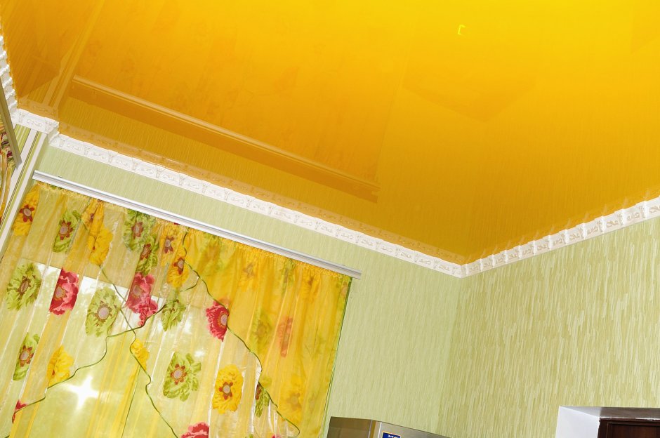Желтый натяжной потолок с рисунком