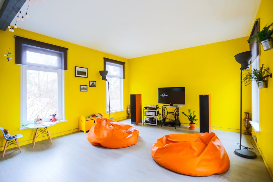 Потолок желтого цвета яркое краска