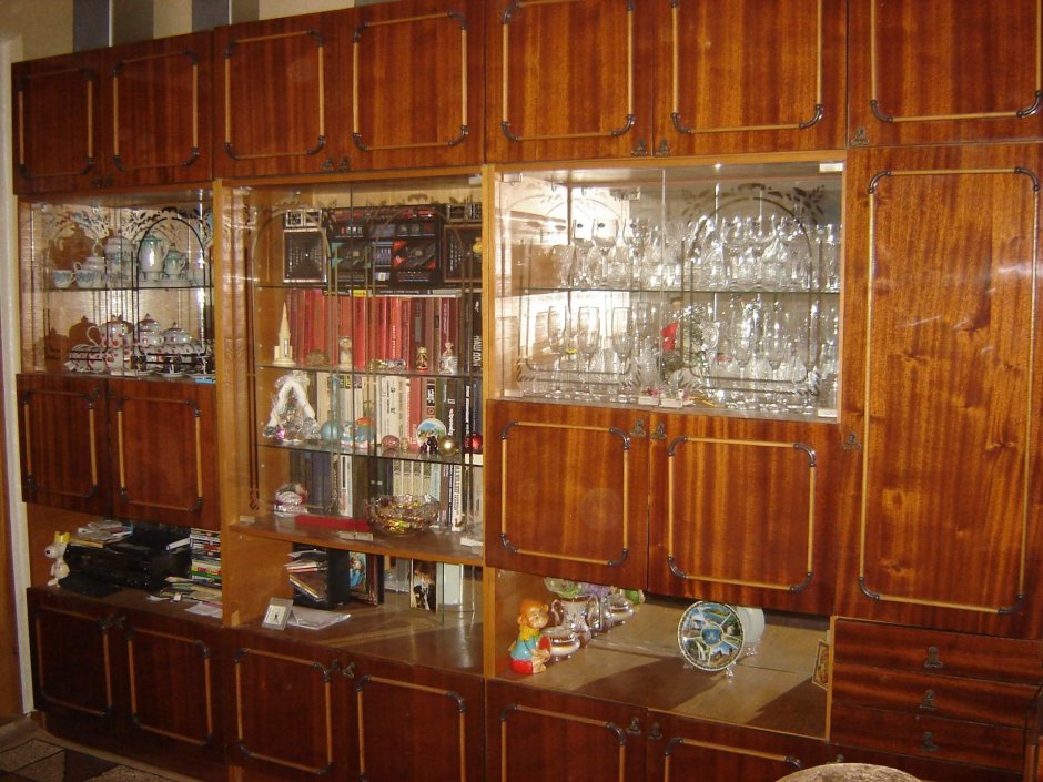 Советская мебельная стенка