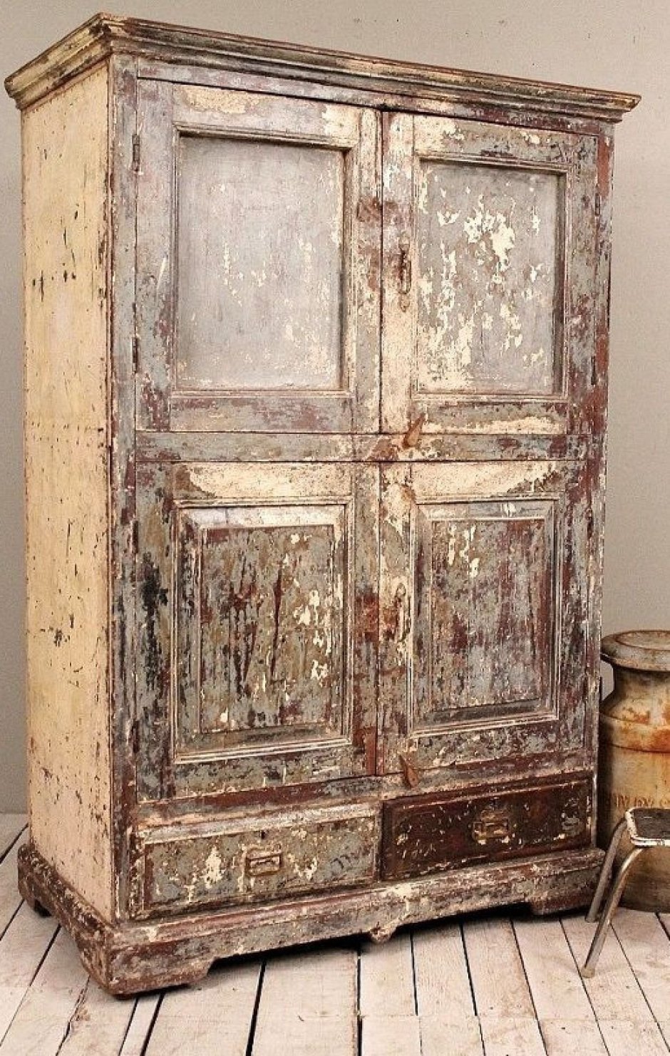 Старая деревянная мебель