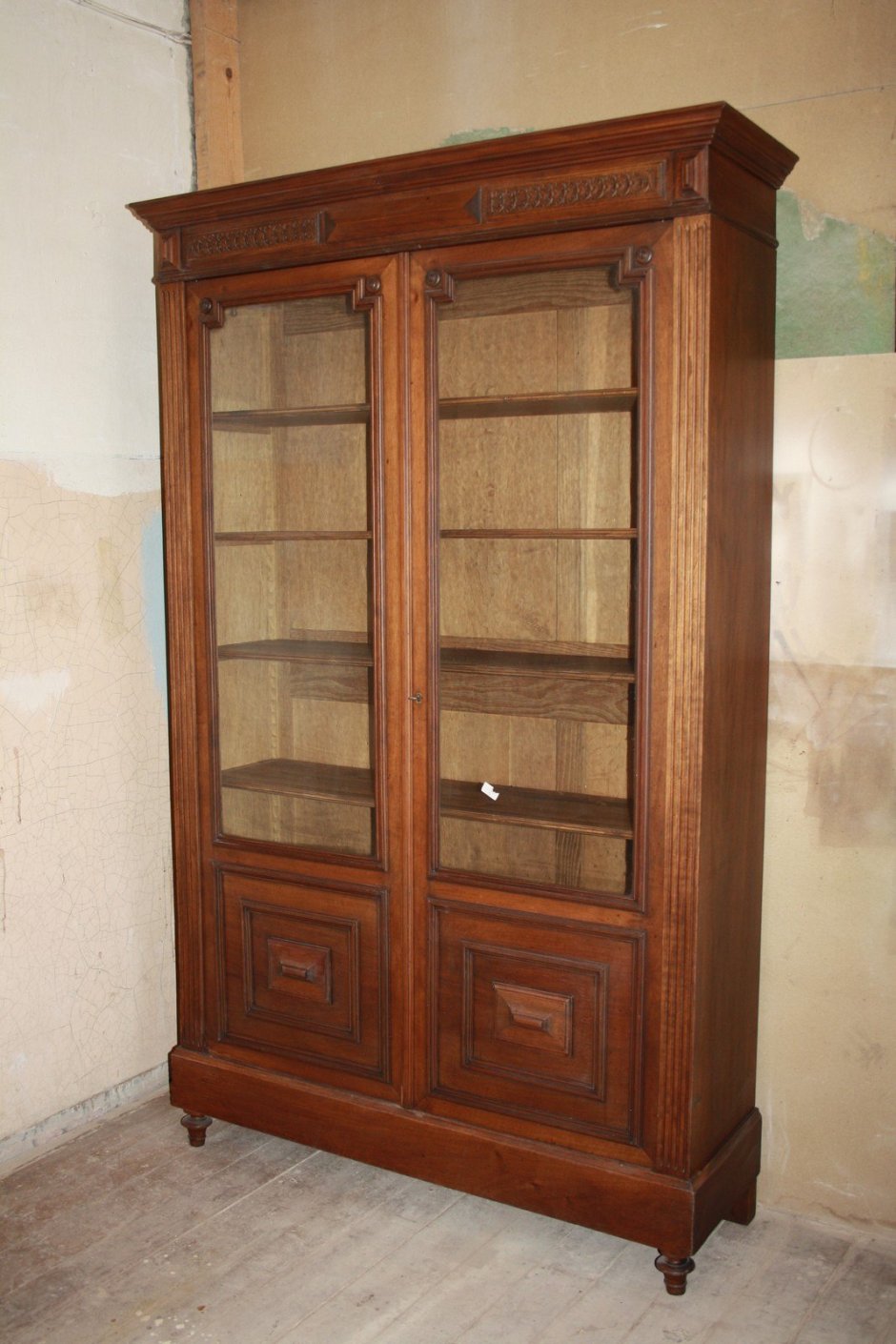 Книжный сервант Румыния