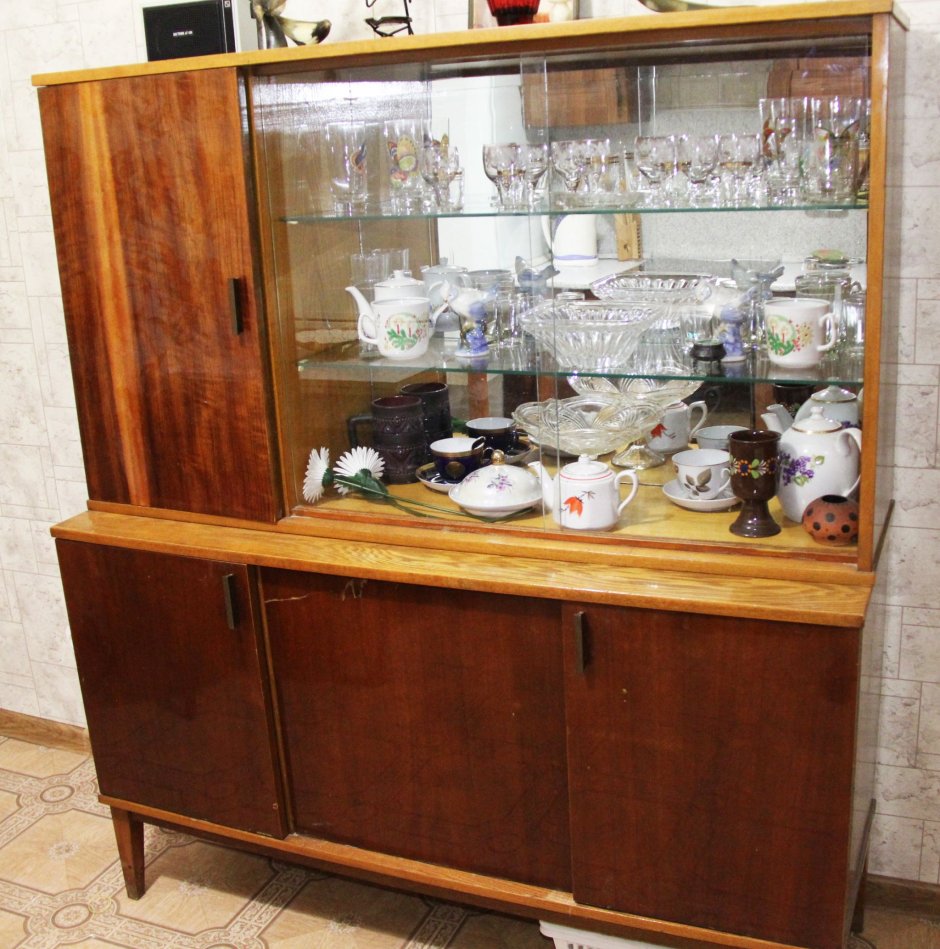 Сервант старый Советский
