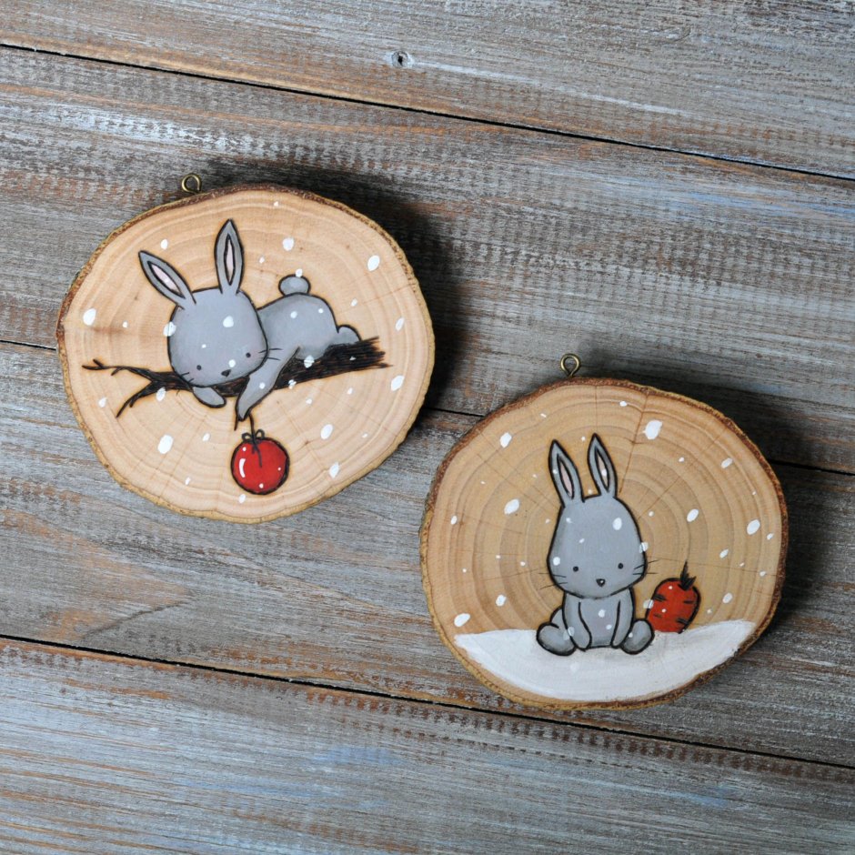 Зайчик на спиле дерева