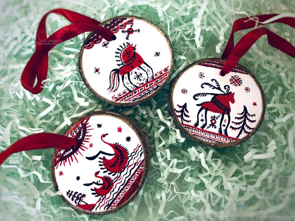 Елочные игрушки на спилах