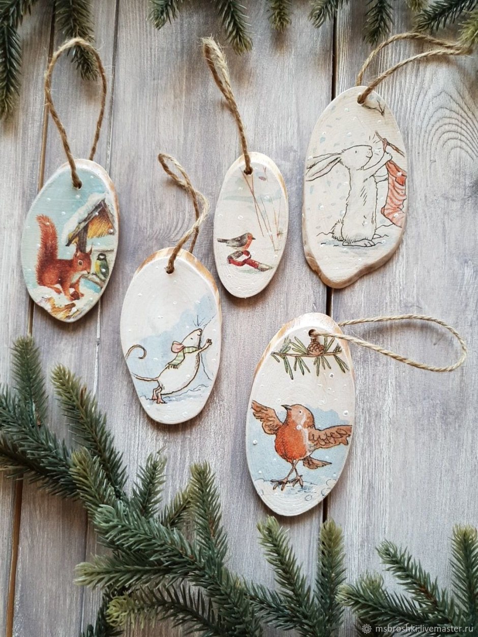 Новогодние игрушки на спиле дерева