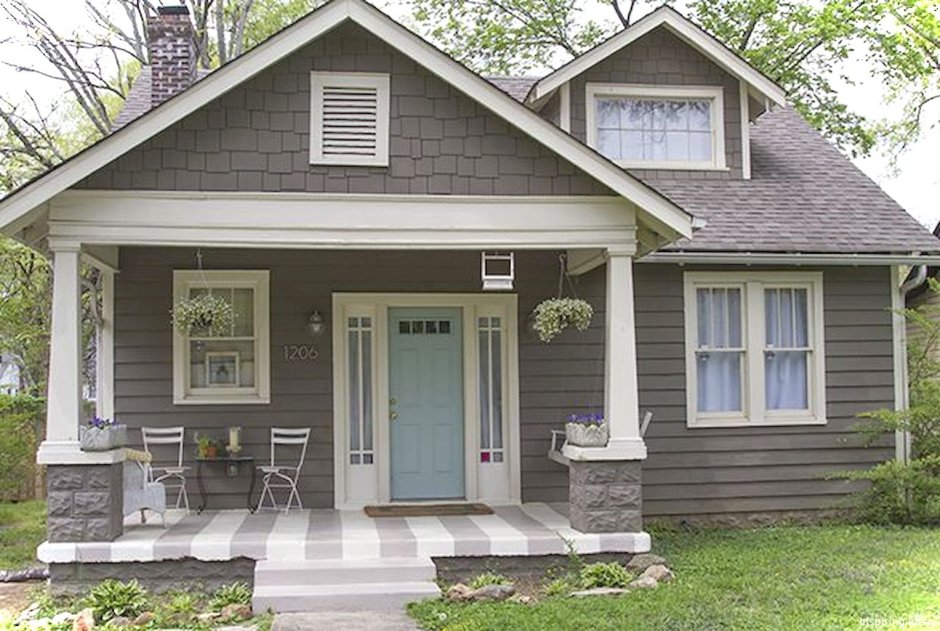 Деревянный дом серого цвета