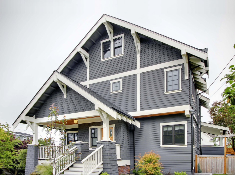 Серый фасад дома