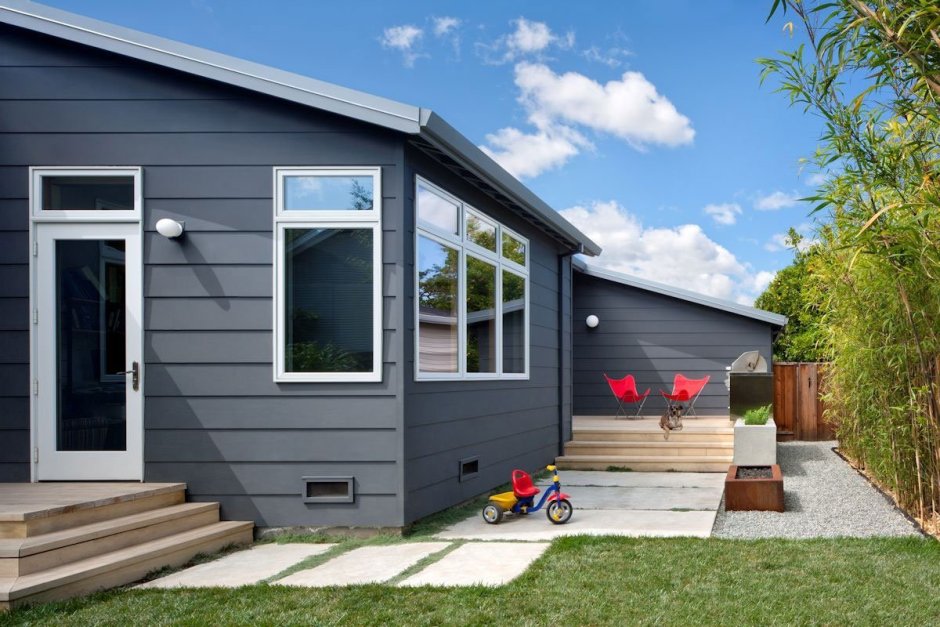 Серый дачный домик