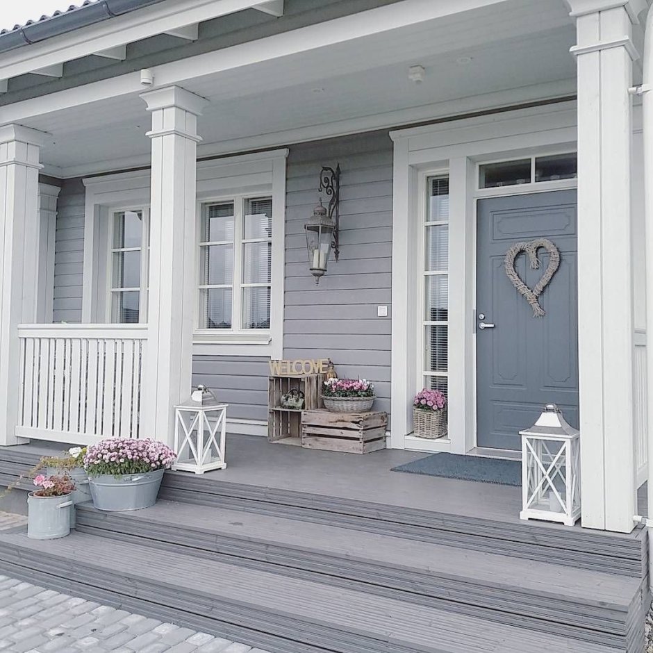 Серый дом с верандой