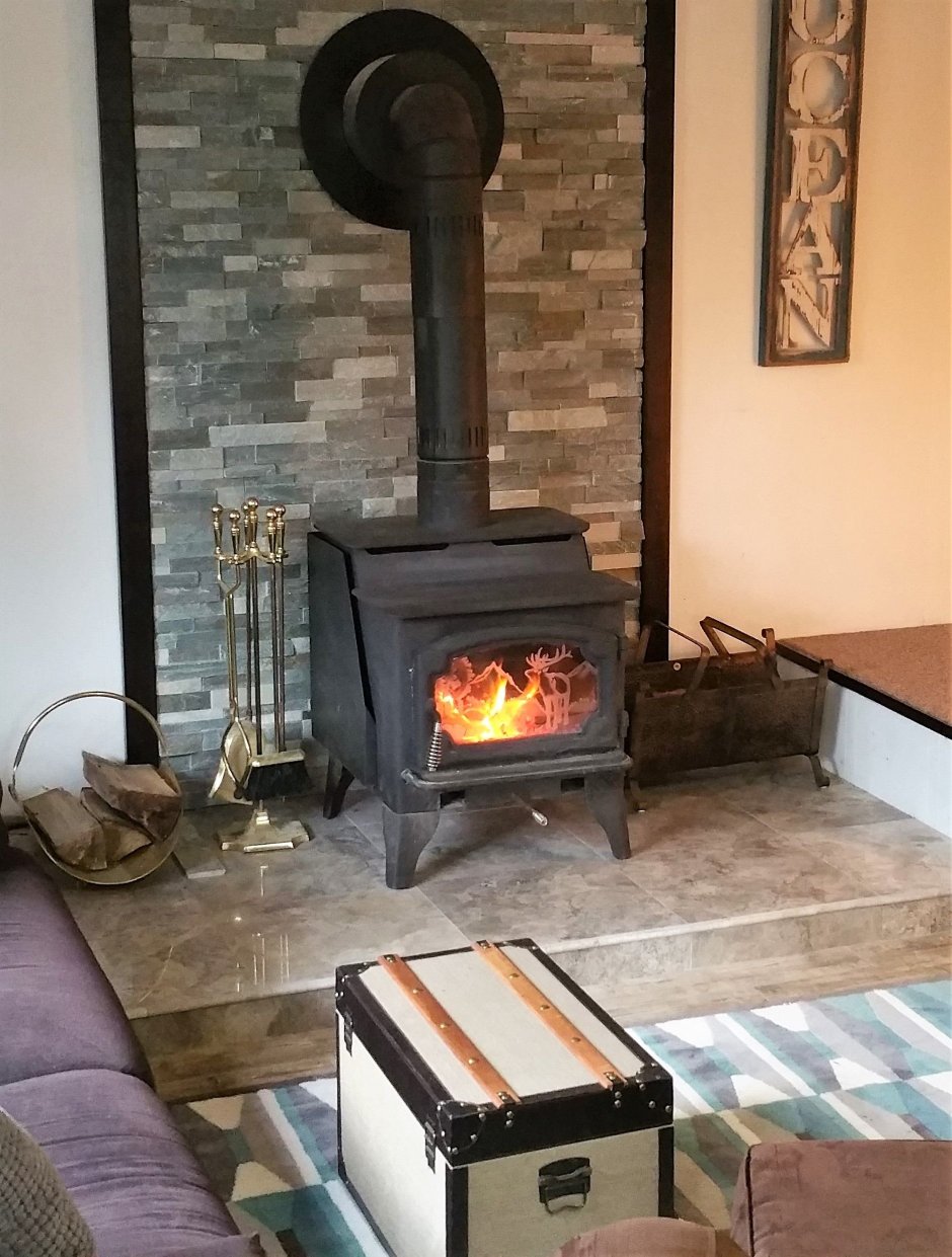 Отделка стены за печью-камином