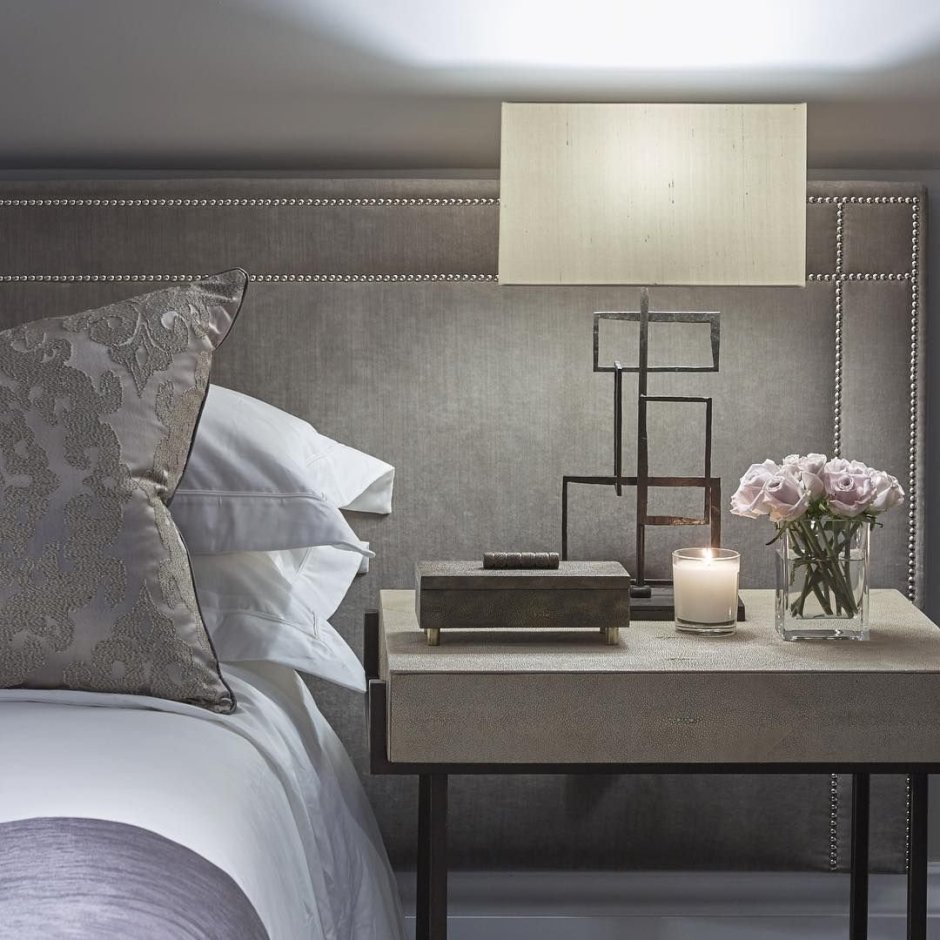 Люстра для спальни цвета тауп