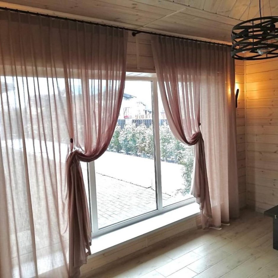 Тюль в деревянном доме