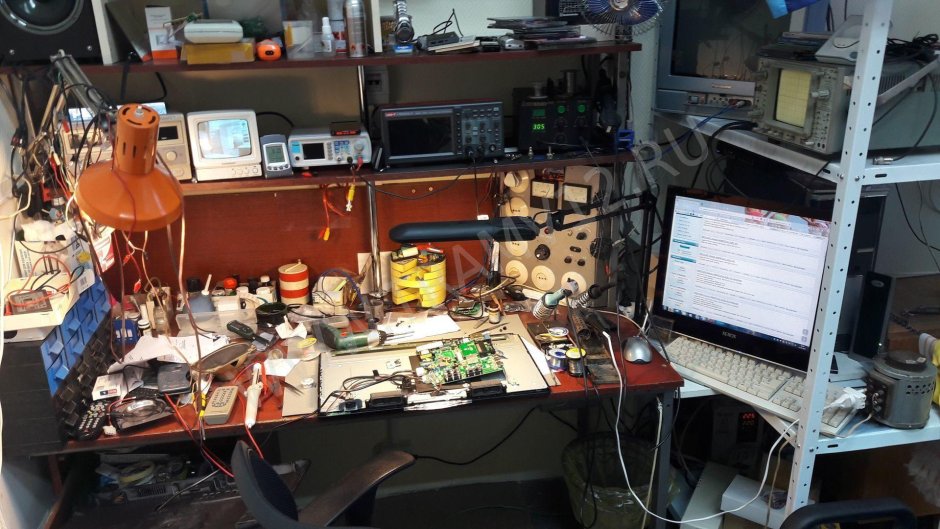 Рабочий стол радиолюбителя