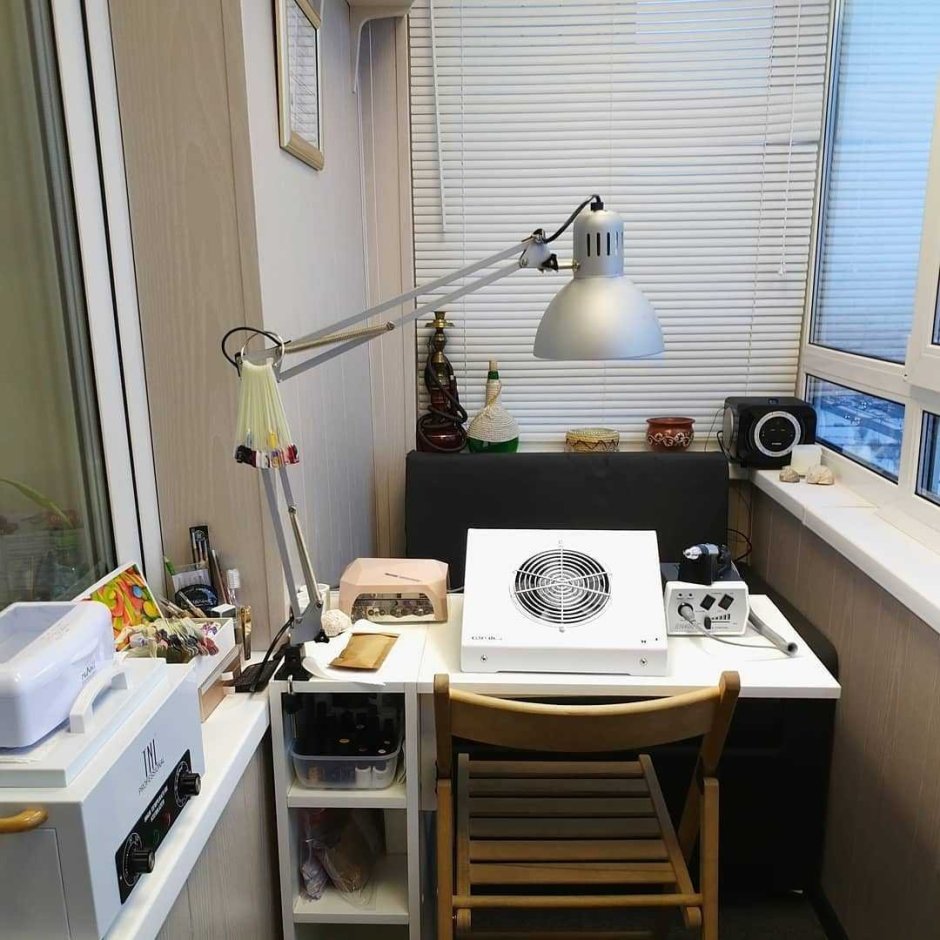 Кабинет маникюра на балконе