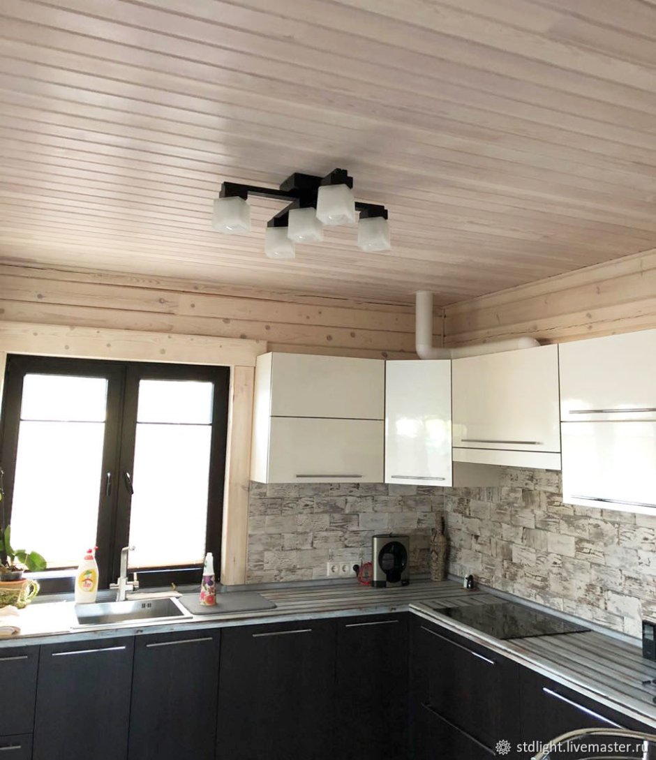 Потолок из вагонки на кухне