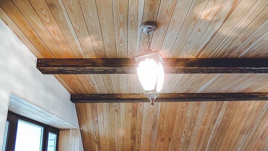 Потолок из деревянной вагонки